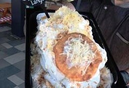 Bizarr formában kínálják a lángost a Balatonnál