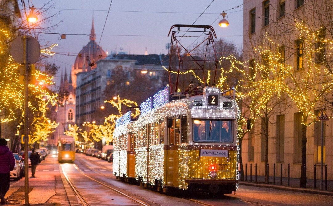 Jön a FényHÉV, ünnepi díszbe öltöznek a vonatok és a buszok