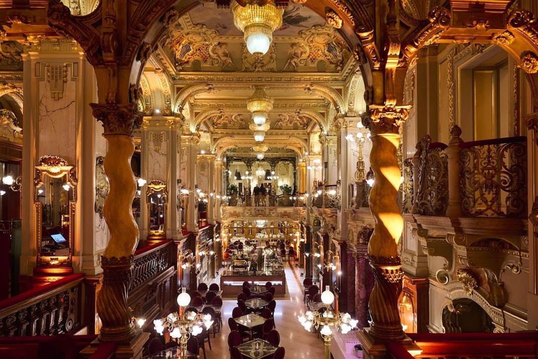 Márciustól éjjel is nyitva tart a világ legszebb kávéháza, a New York Café