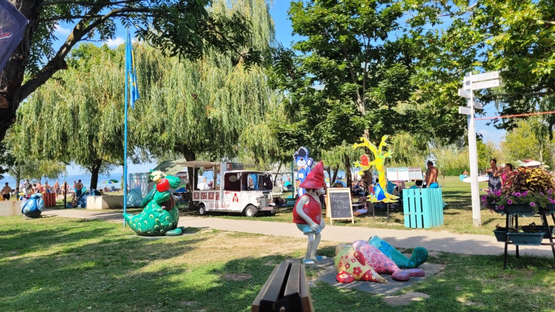 Mennyire családi egy „Családi strand” a Balatonnál?