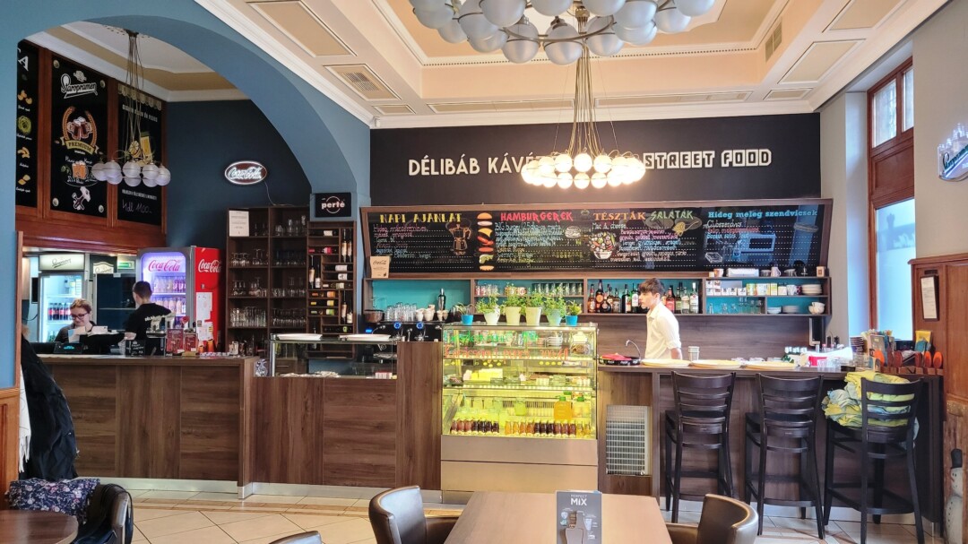 Betértünk a „Délibáb” kávézóba Cegléden…