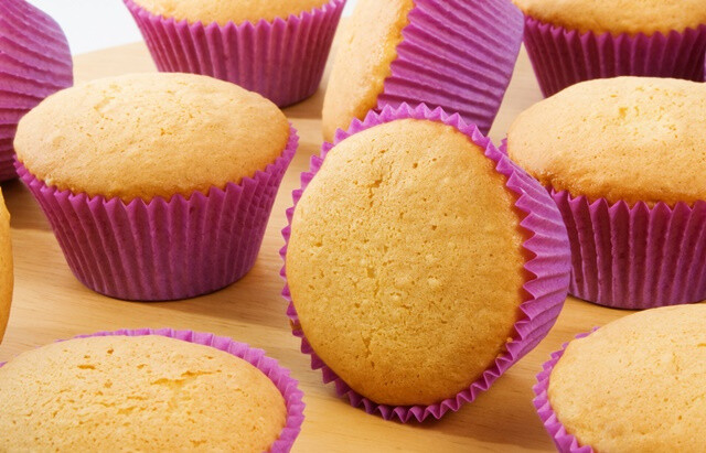 TÚRÓS-ZABOS SÓS MUFFIN SERPENYŐBEN – GYORS, IZOMÉPÍTŐ FOGÁS