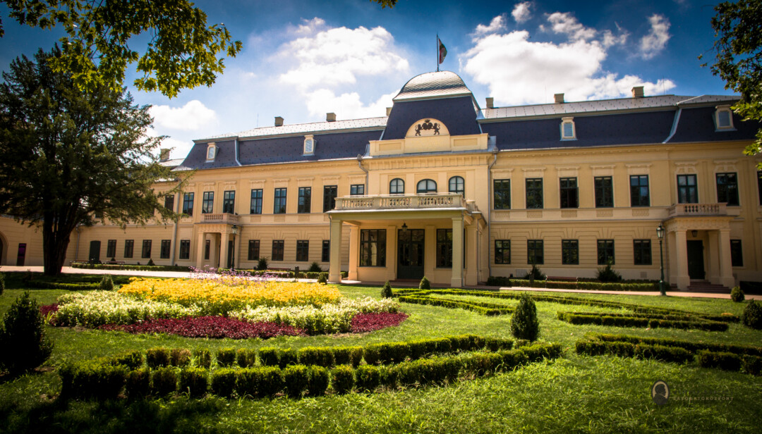 Féláron a belépők a gyulai kiállítóhelyekre