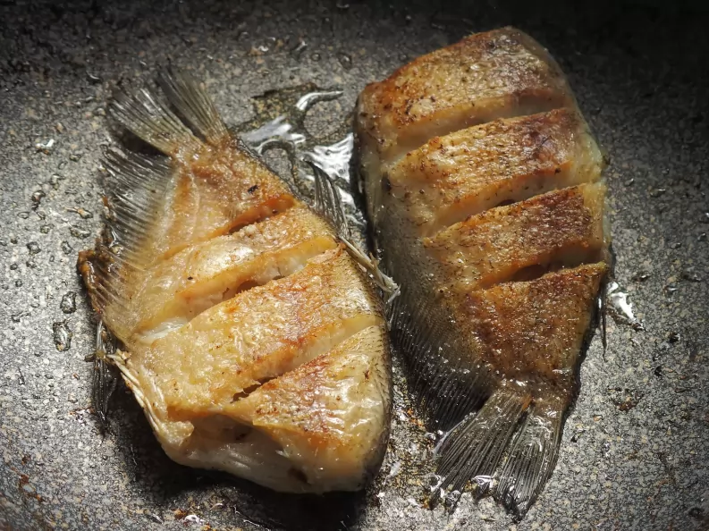 HAL DIÓVAL SERPENYŐBEN