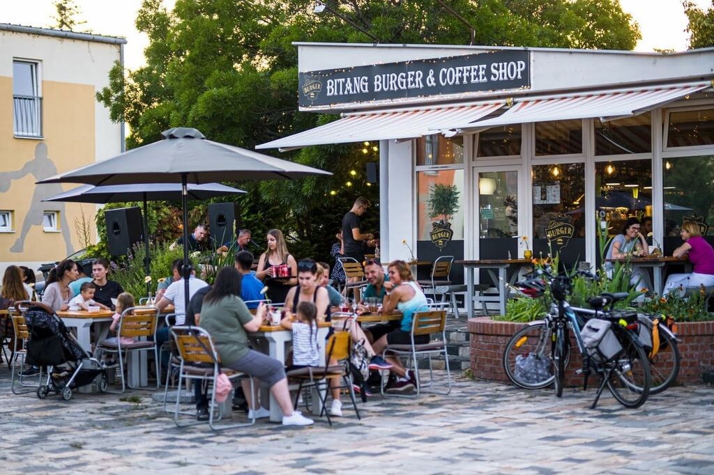 Már tavasszal megtelt a Balaton, ezért indul mindenki Alsóörsre
