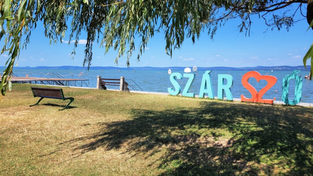 Kipróbáltuk Balatonszárszó idén ismét „Kék Hullám Zászlós” strandját