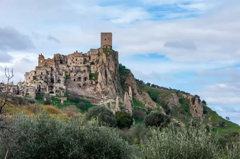 EZEK AZ ELHAGYOTT HELYEK MA TURISTÁKAT VONZANAK